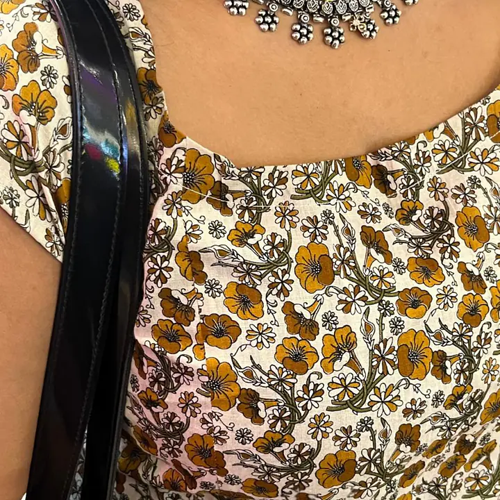 ISHANI FLORAL SHORT SLEEVE TOP - Master