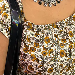 ISHANI FLORAL SHORT SLEEVE TOP - Master